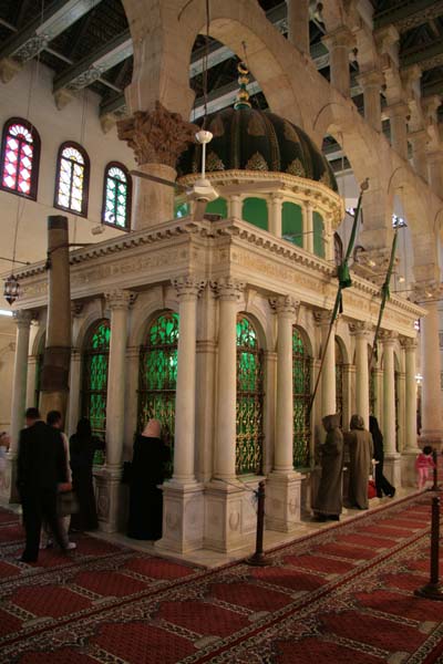 084_Damascus_Umayyad_Mosque_inside_shrine_by_Birgit_Quade_IMG_3707